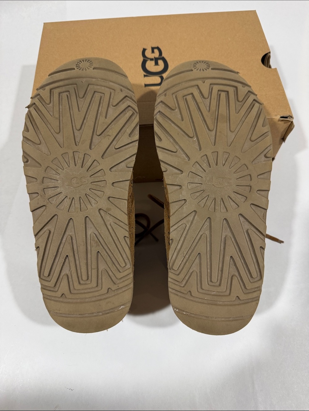 UGG Neumel Emboss Chukka Boot women’s  8 - Chestnut  Logo Suede - Picture 11 of 11